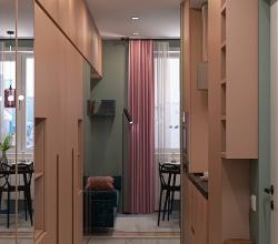 Коридор между кухней и шкафом, вид от входной двери на гостиную